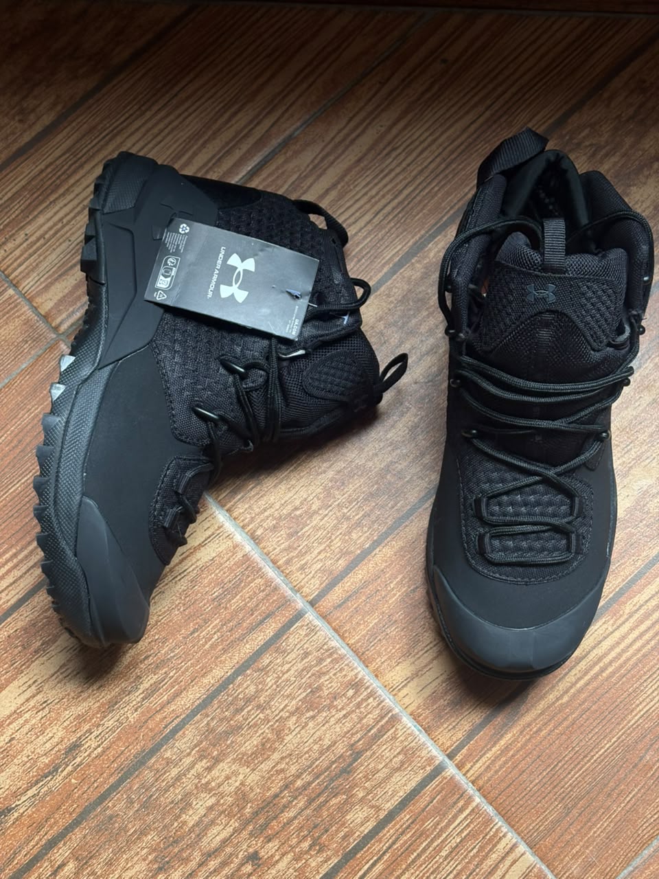 BOTA UNDER ARMOUR GORE TEX NEGRA